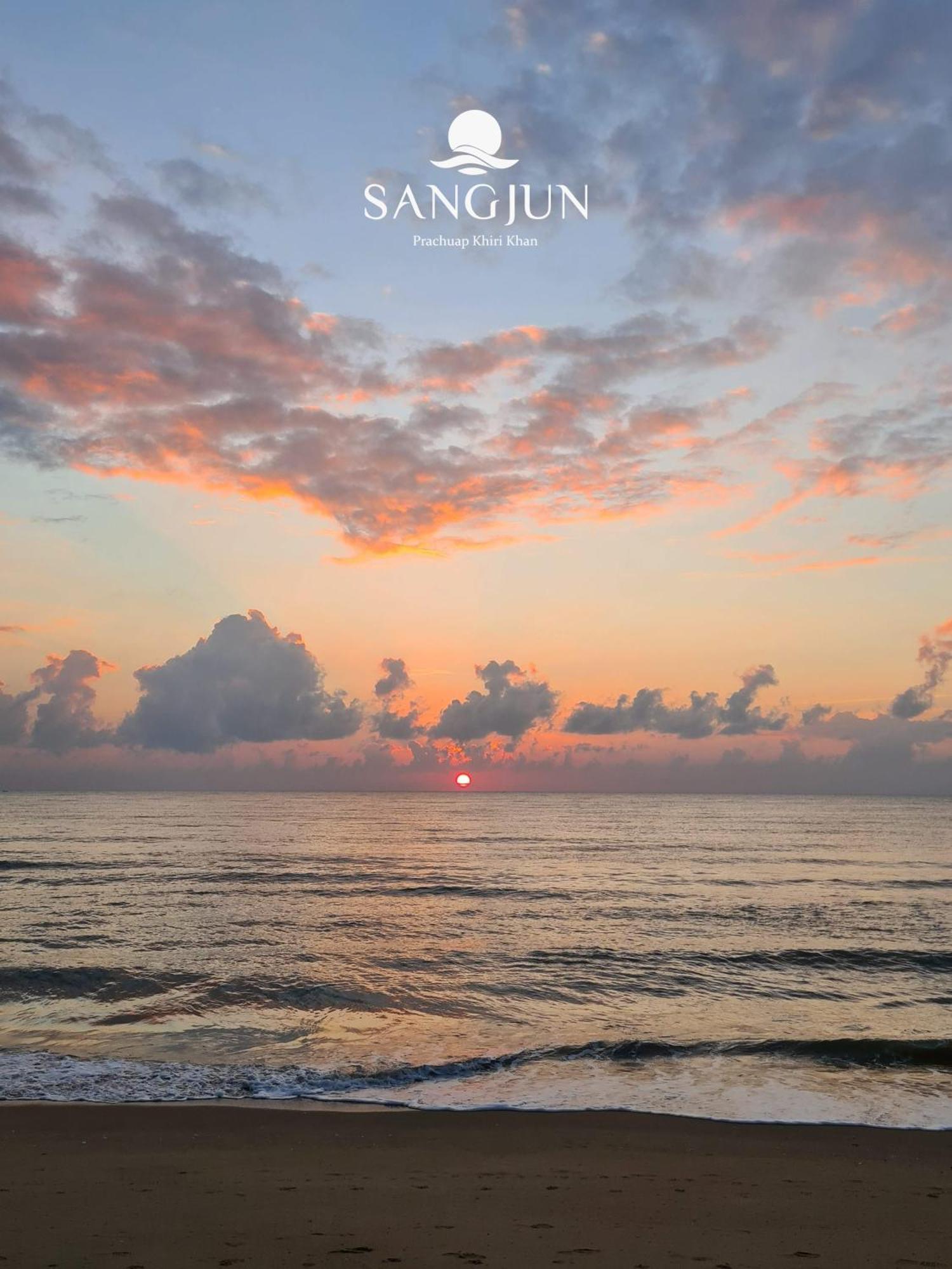 Sangjun On Beach Resort Bang Saphan Exterior foto